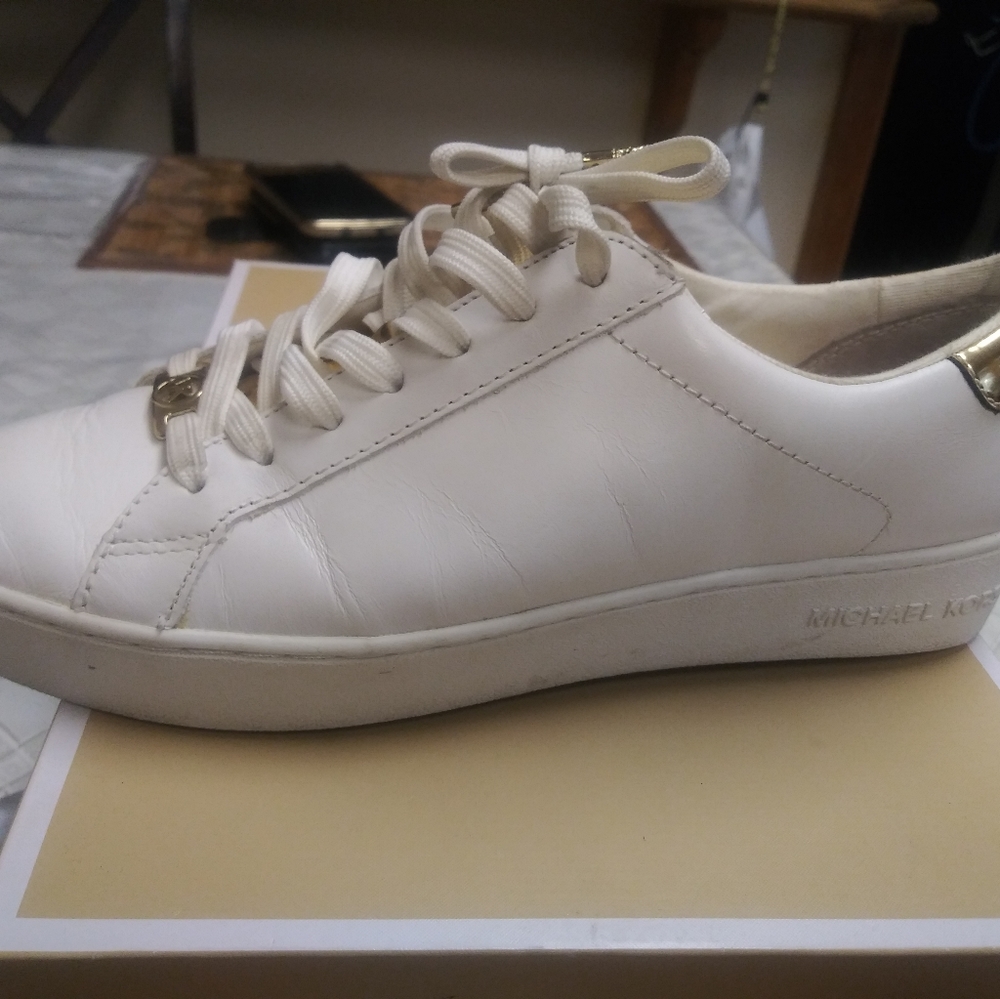 Tennis shoes